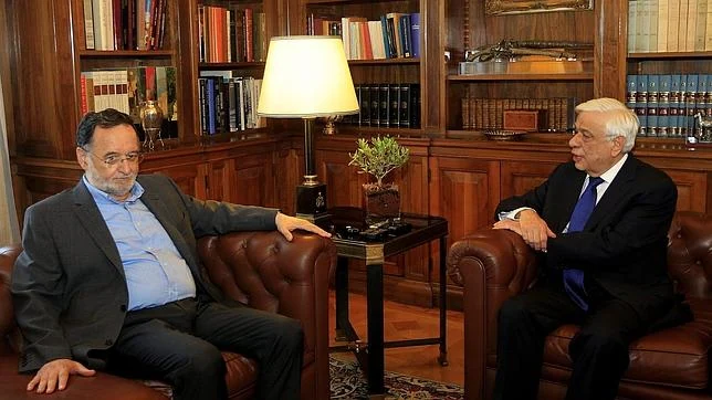 Panayotis Lafazanis (izda) junto con el presidente griego Prokopis Pavlópulos