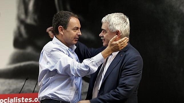 José Luís Rodríguez Zapatero, se abraza con el presidente de la Generalitat de Cataluña, Pasqual Maragall en septiembre de 2006