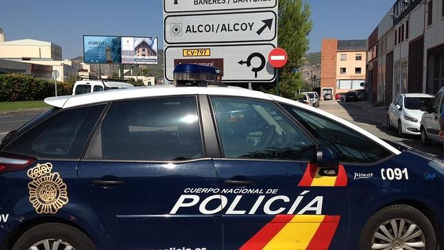 Vehículo de la Policía Nacional en Alcoy, localidad donde se ha llevado a cabo la detención
