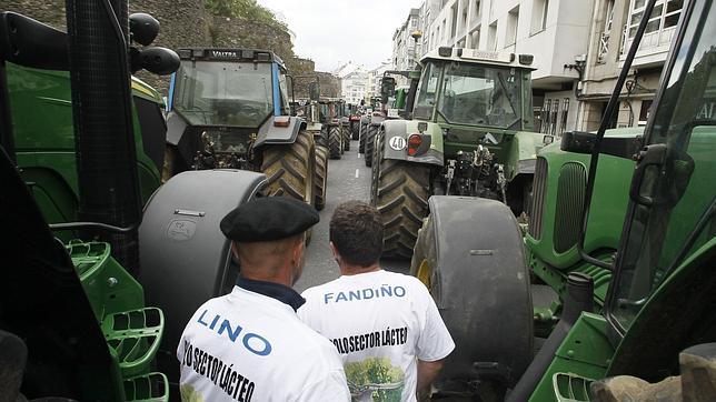 Una gran tractorada bloquea Lugo durante 24 horas en apoyo al lácteo