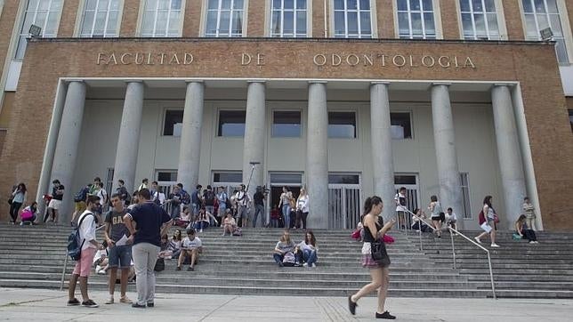 Los universitarios madrileños se ahorrarán 45 millones con la bajada del 10% de las tasas