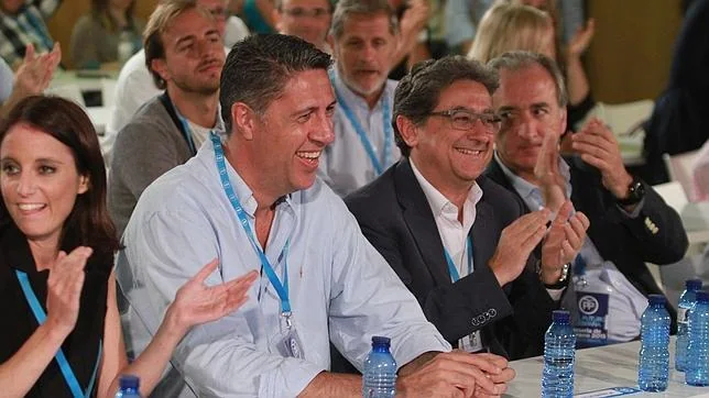García Albiol (con camisa azul) junto con otros compañeros el PP en la Escuela de Verano de este partido