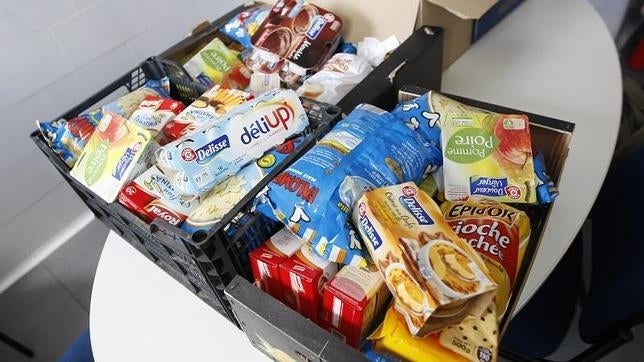 Dos cestas con la comida semanal para una familia