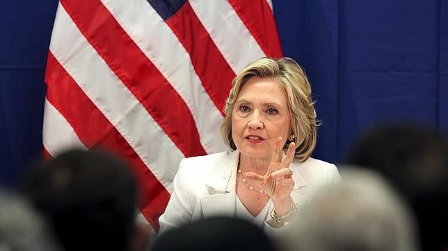 Clinton pagó a un funcionario para mantener su servidor privado de correo electrónico