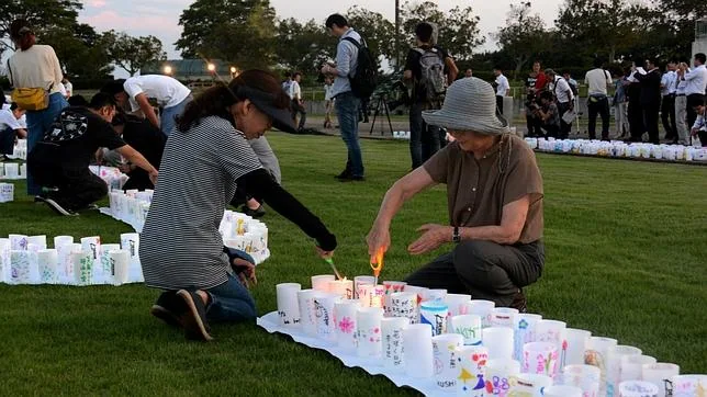 Los japonenes han celebrado encenciendo velas la revocación de la orden de abandonar la localidad de Naraha