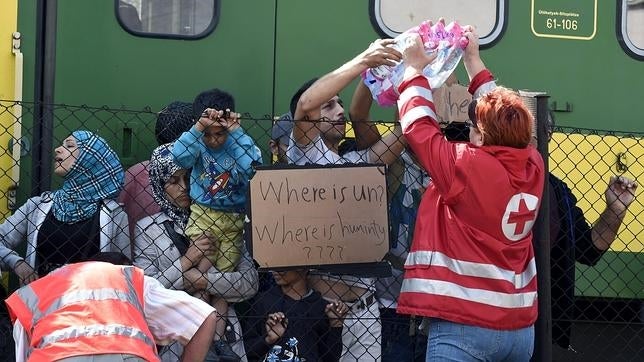 La policía y la Cruz Roja de Austria están listos para recibir a refugiados