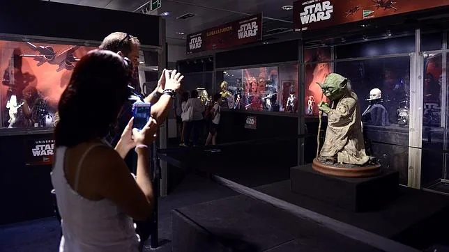 En la imagen, varios visitantes fotografían a Yoda, la sensación en la muestra