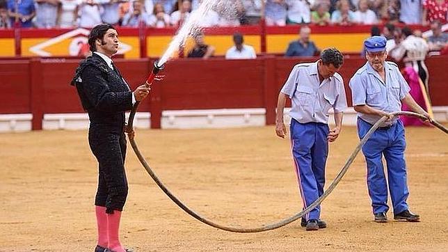 Morante, de negro y azabache, manguera en mano durante la merienda