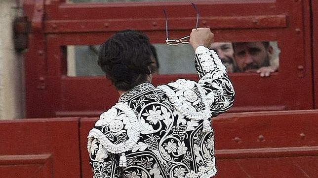 Morante muestra las gafas al presidente