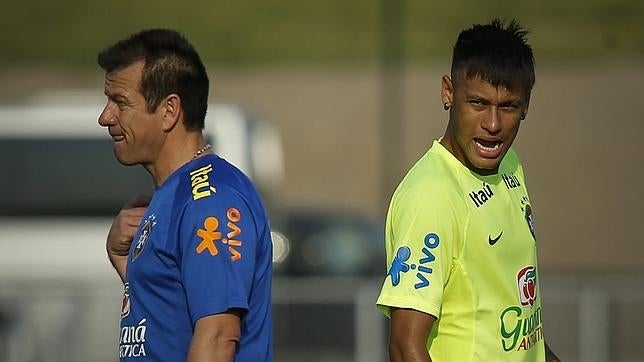 Neymar amenaza a Dunga