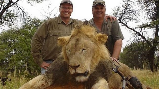 El dentista de Minnesota que mató al famoso león Cecil dice que la caza fue legal