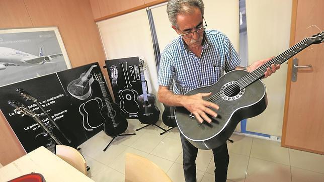 Manuel Barro, luthier de la empresa gaditana, con sede en Puerto Real, muestra una de las guitarras fabricadas con fibra de carbono.