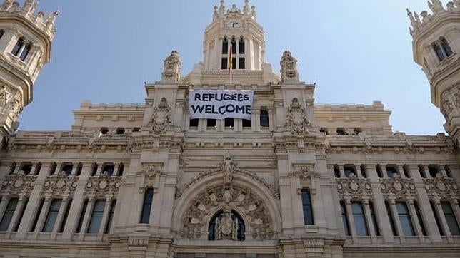 Madrid coloca una pancarta para dar la bienvenida a los refugiados