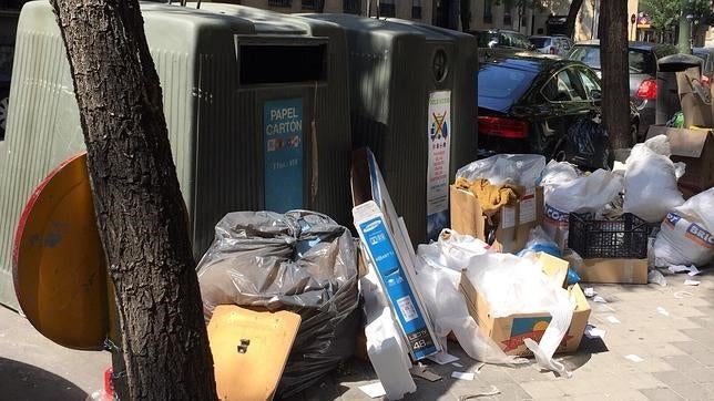 En la imagen, algunos de los contenedores repletos de basura