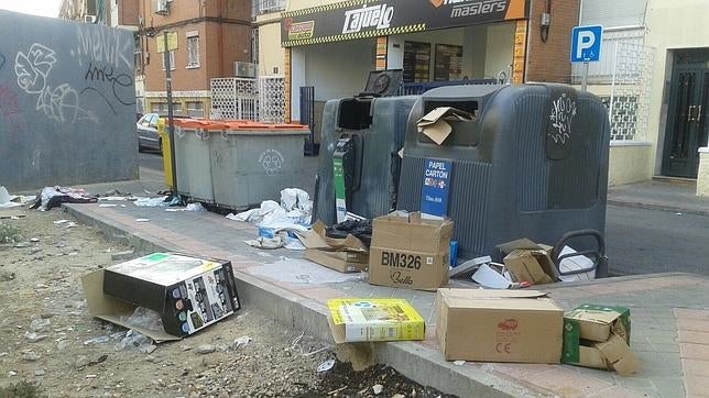 Numerosas cajas de basura fuera de los contenedores