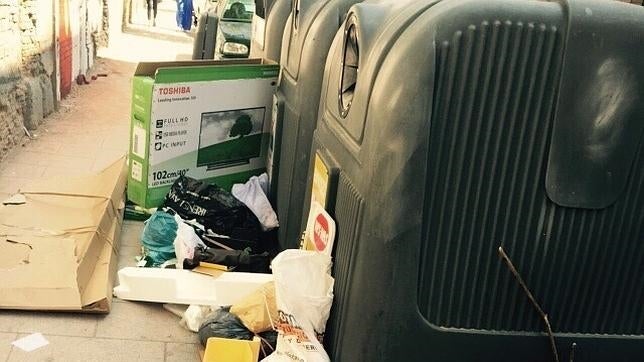 Varios cajas y bolsas de basura