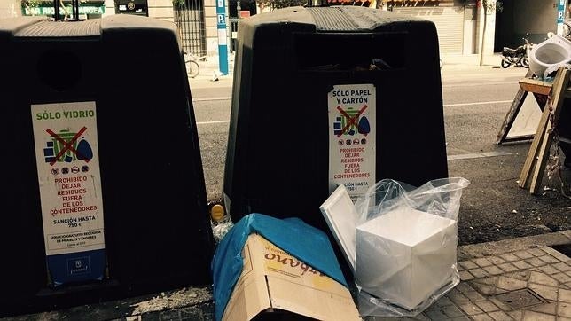 En la imagen, varias cajas de basura