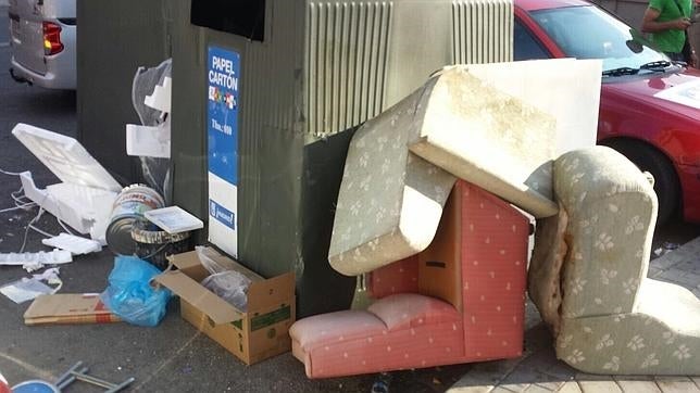 Varios muebles amontonados en plena calle