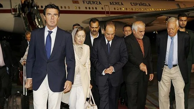 José Manuel García-Margallo (d); Ana Pastor (2i), y José Manuel Soria (i), a su llegada al aeropuerto de Teherán