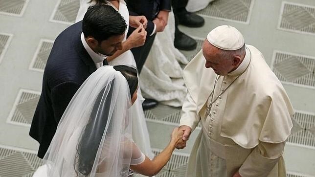 El Papa saluda a parejas recién casadas durante una audiencia general en el Vaticano