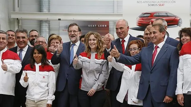presidente del Gobierno, Mariano Rajoy, junto al presidente de Seat, Jürgen Stackmann (d) y parte del equipo
