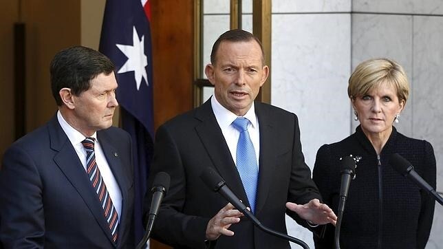 El primer ministro australiano, Tony Abott, franqueado por sus ministros de Defensa, Kevin Andrews (I) y de Exteriores, Julie Bishop