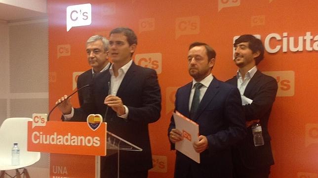 Albert Rivera, líder de Ciudadanos, rodeado de su equipo económico