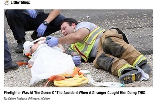 La entrañable imagen de un bombero que calma a un niño accidentado enseñándole una película