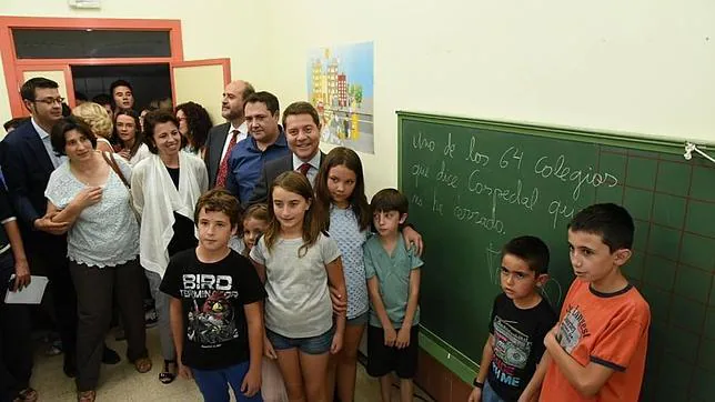 Page, junto a los niños del colegio de Cuenca donde inauguró el curso escolar