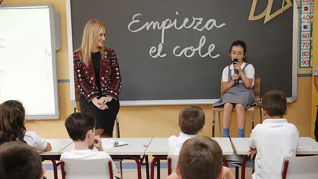 Cristina Cifuentes respondía ayer a los alumnos de Primaria del colegio «Cortes de Cádiz»