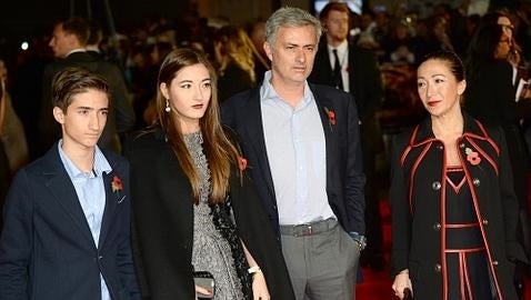 La familia de Mourinho en el estreno de «Los Juegos del hambre: EL sinsajo, parte I»