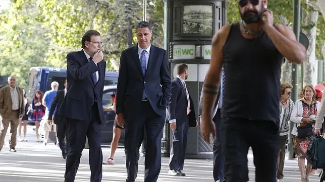 Rajoy y Xavier García Albiol, durante un paseo por una calle de Madrid