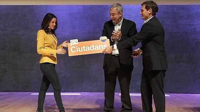Inés Arrimadas, candidata a la Generalitat, junto a Albert Rivera y Luis Garicano.