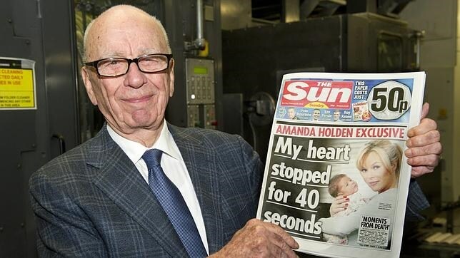 Rupert Murdoch mostrando un ejemplar del «Sun»