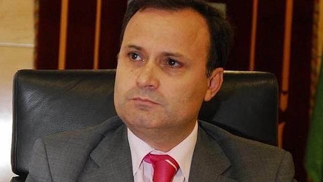 El alcalde socialista de Coslada, Ángel Viveros, en el despacho del Consistorio