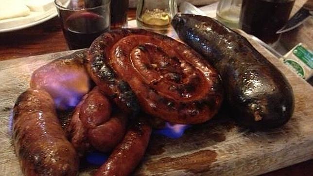 Chorizos y chistorras flambeados, un clásico del Campestre