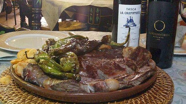 Apetitoso chuletón de buey sobre la mesa de La Carpintería