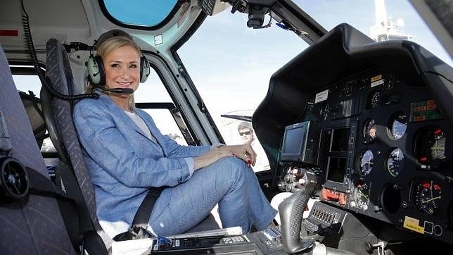 La presidenta de la Comunidad, Cristina Cifuentes, en el parque central de bomberos de Las Rozas