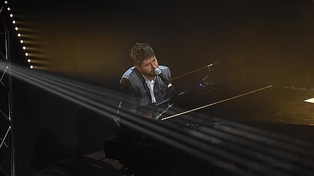 Pablo López y la juerga de un pianista visceral