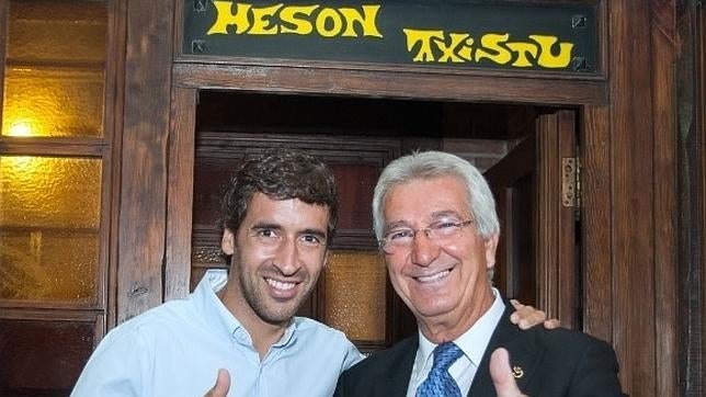 Raúl González posa junto un miembro del restaurante