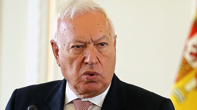 Margallo afirma que se pueden «colar» yihadistas a pesar de la «criba» en los centros