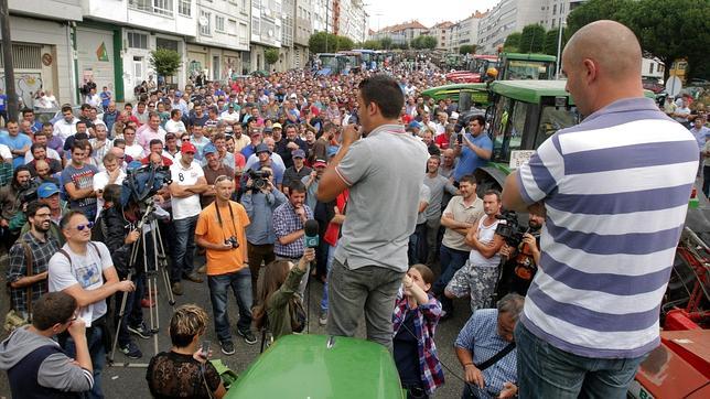 Bloqueo total de los ganaderos a las industrias para impedir el reparto de leche en Galicia