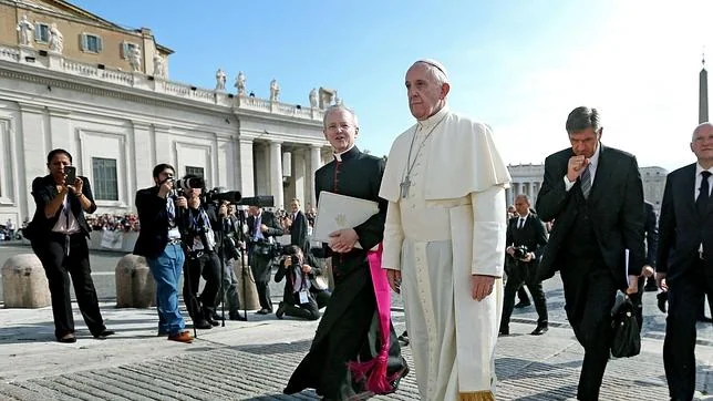 El Papa Francisco a su llegada a la audiencia general de los miércoles en la Plaza de San Pedro en el Vaticano