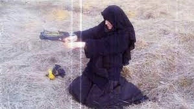 Mujer prácticando tiro, cubierta por un velo