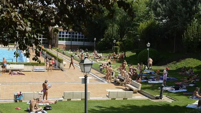 La piscina de Casa de Campo, ayer durante la jornada nudista