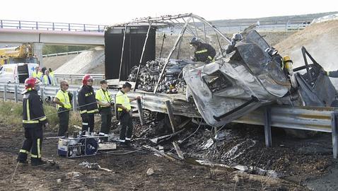 Mueren dos camioneros calcinados tras un espectacular choque en Burgos