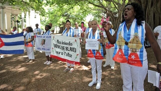 Un grupo de disidentes cubanos y miembros del grupo Damas de Blanco participan este domingo en una manifestación contra el Gobierno