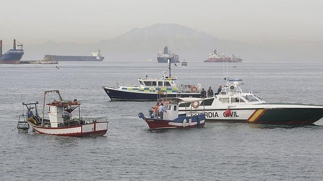 Un guardia civil lesionado tras un choque con una embarcación de la Policía de Gibraltar