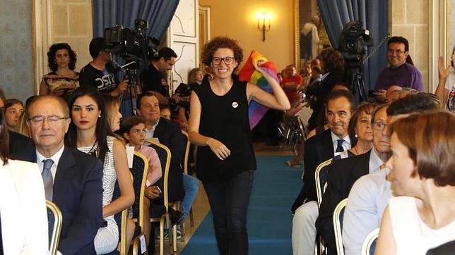 La concejal Marisol Moreno, con una bandera arcoiris en el Salón Azul del Ayuntamiento de Alicante