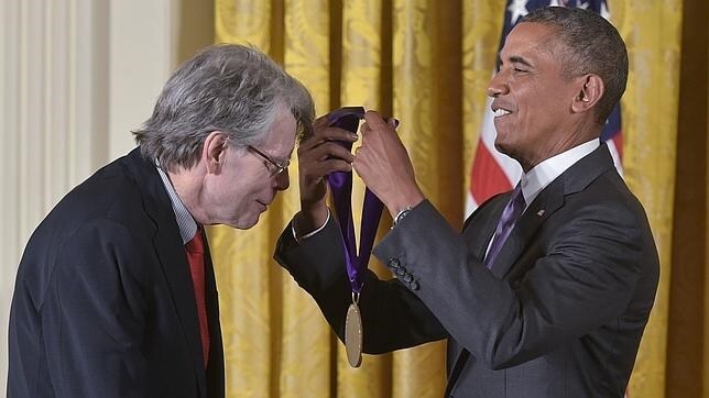 Momento en el que el presidente estadounidense Barack Obama le entrega la Medalla de las Artes a Stephen King
